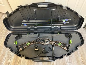 Hoyt Compound Bow Left Hand with Arrows and Case