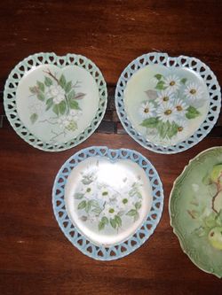 Beautiful hand painted vtg Lattice set of 3 plates.. + lg one