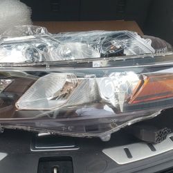 2011 Honda Crosstour Front Headlights