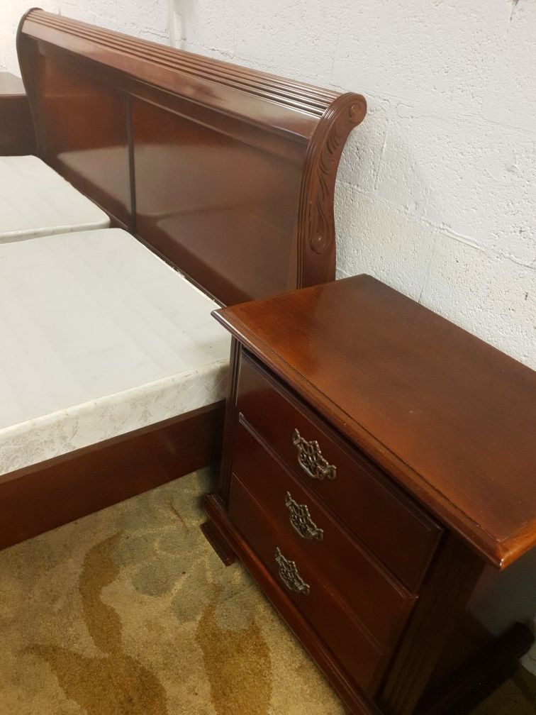 King size bedroom set solid wood in excellent condition