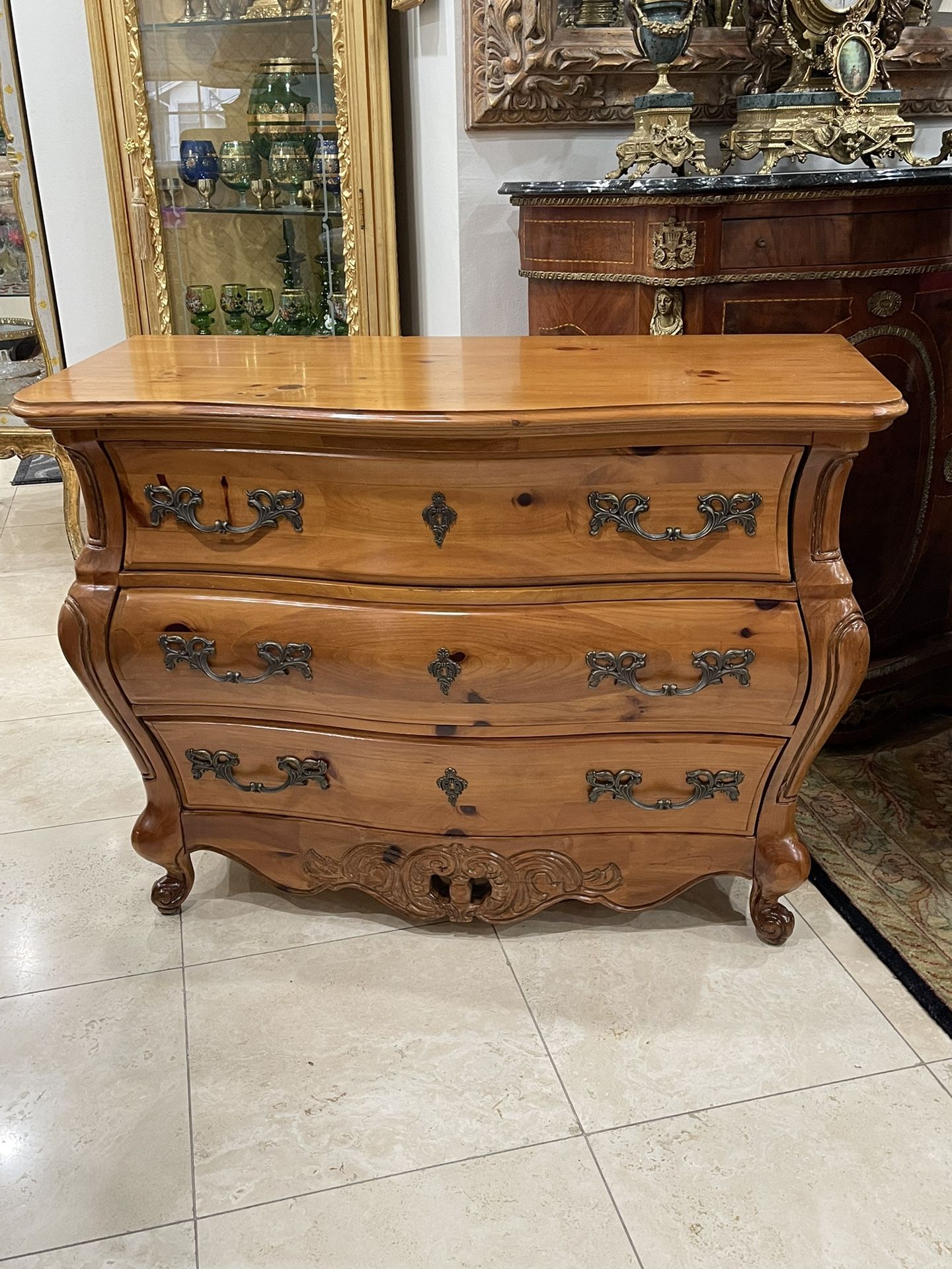 Beautiful French Provincial Walnut Bombe Three Drawers Chest🌷