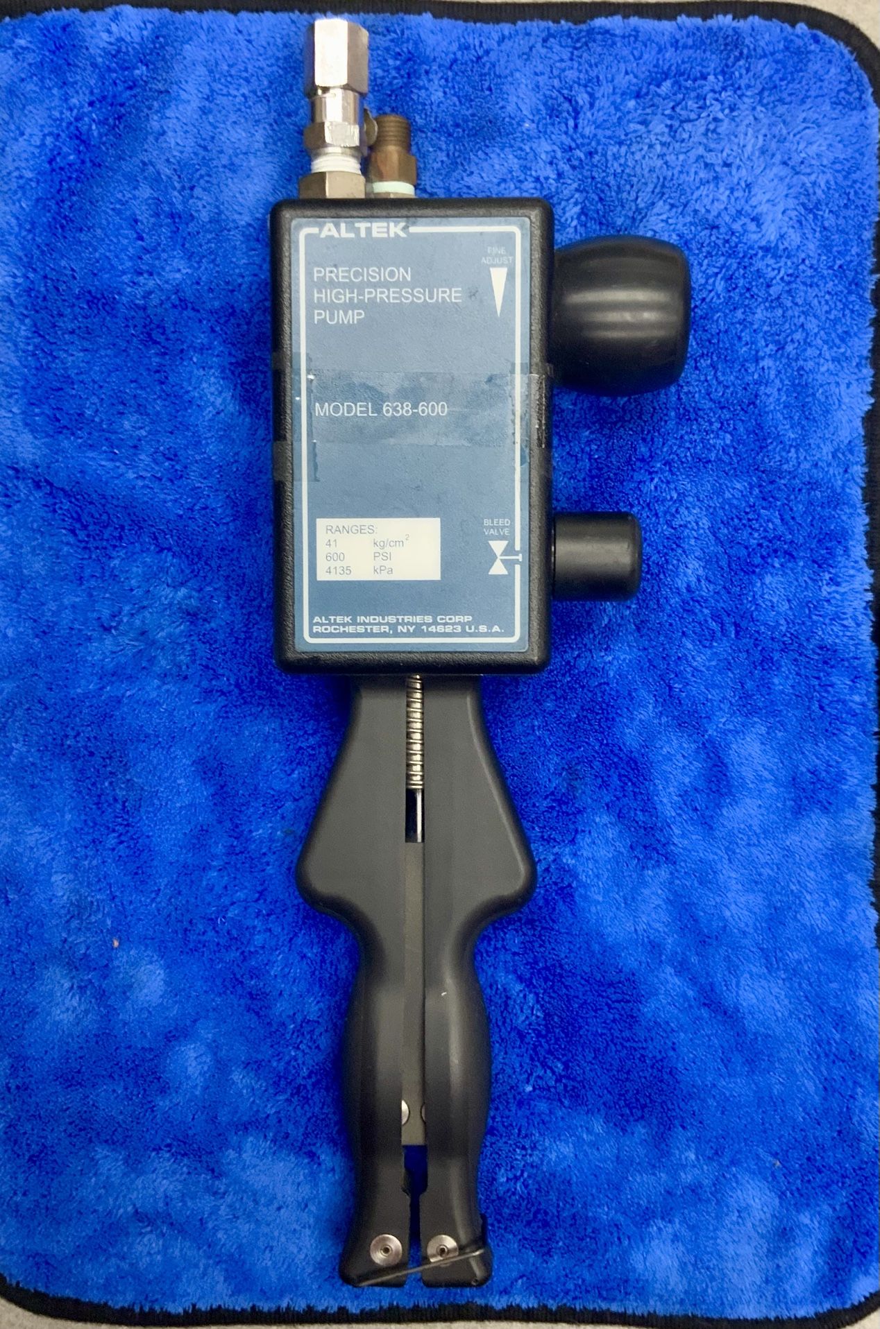 Altek Precision High Pressure Pump Model 638-600 Calibration Test Tester Pneumatic Control Handheld Lightweight Industrial Maintenance Volume Control