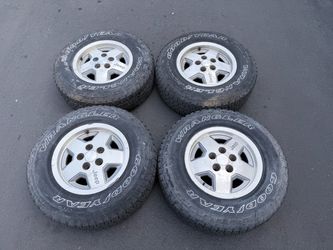 (4) 15” Jeep Wheels 225/75R15 Goodyear Wrangler -