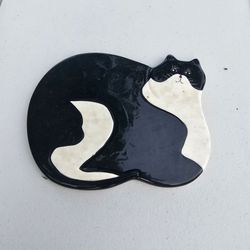 vintage ceramic cat-shaped trivet or wall plaque, designed in the iconic primitive folk art style of artist Warren Kimble.