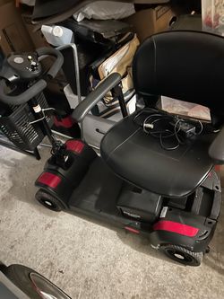 EQUATE MOBILITY SCOOTER GREAT CONDITION WITH BATTERY AND CHARGER