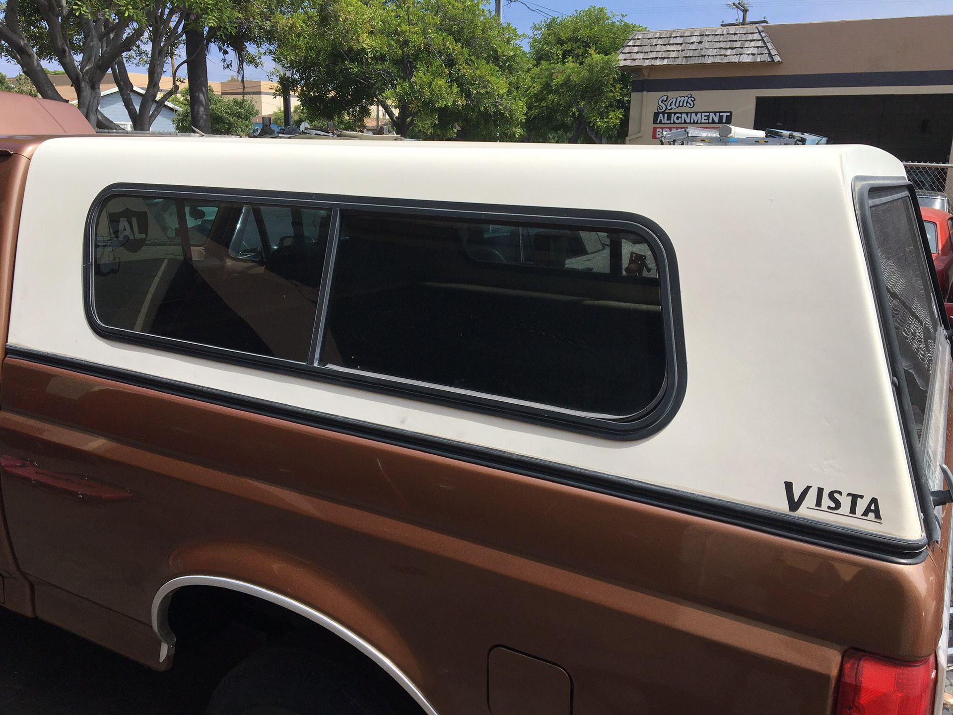 Vista camper shell is on a 1990 Shortbed Ford