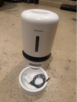 Pet food dispenser