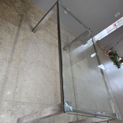Elegant Glass Dinning Table 