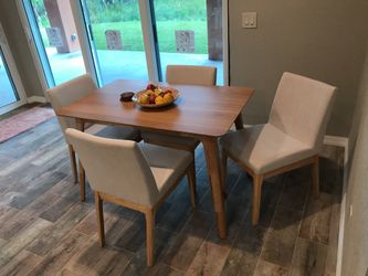 Like new table and 4 padded chairs