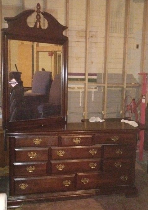 Dresser With Mirror
