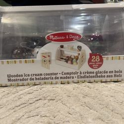 Melissa & Doug. Mooden ice cream counter