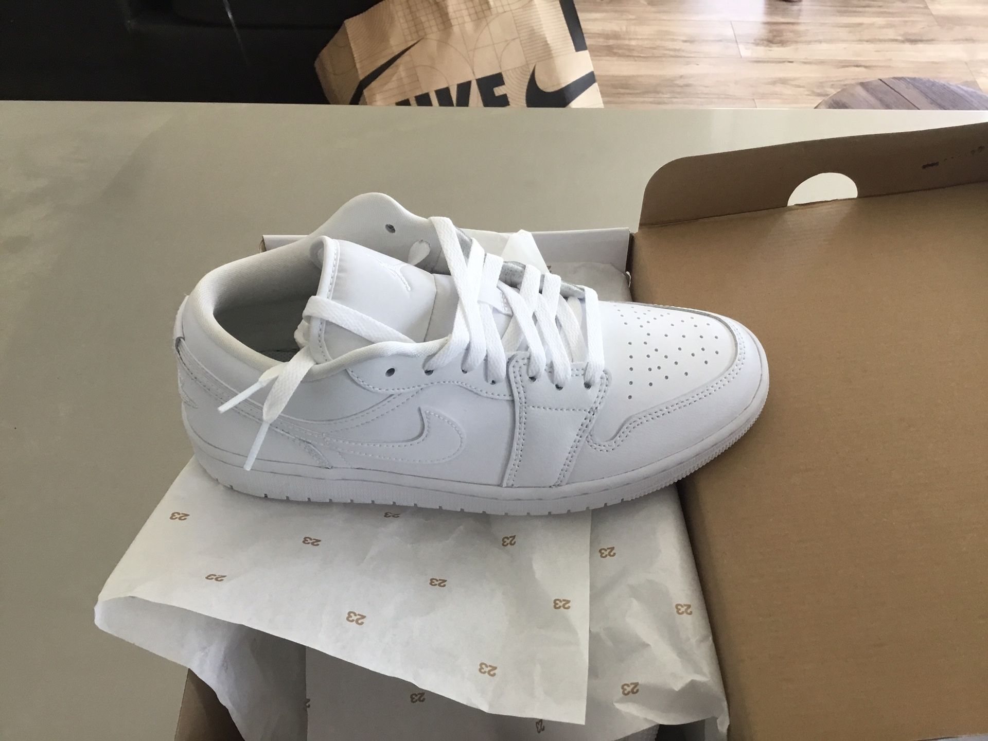 New Women’s Air Jordan 1 Low size 9.5