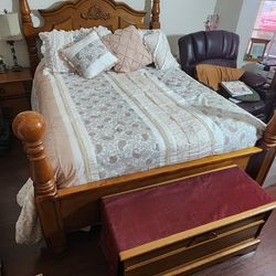 Wood bedroom set - excellent condition