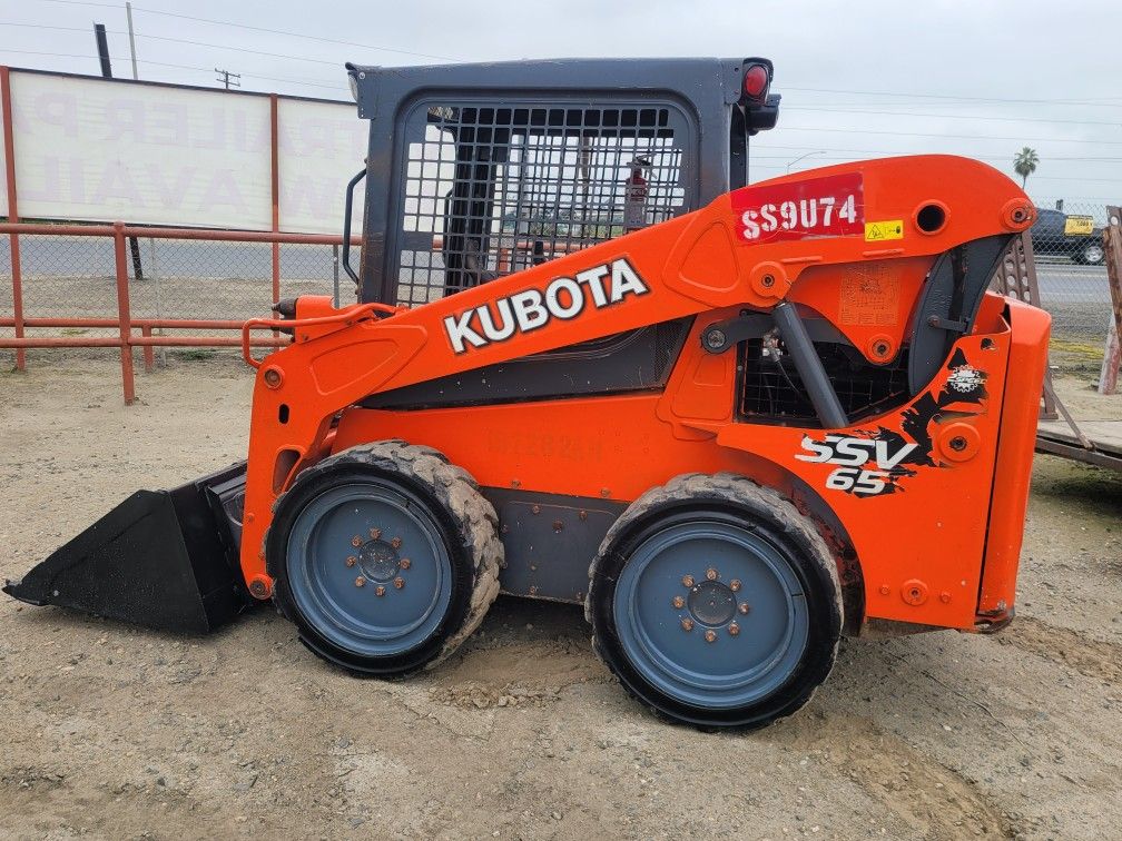 Kubota SSV65 Skidsteer Bobcat Skid Steer Loader