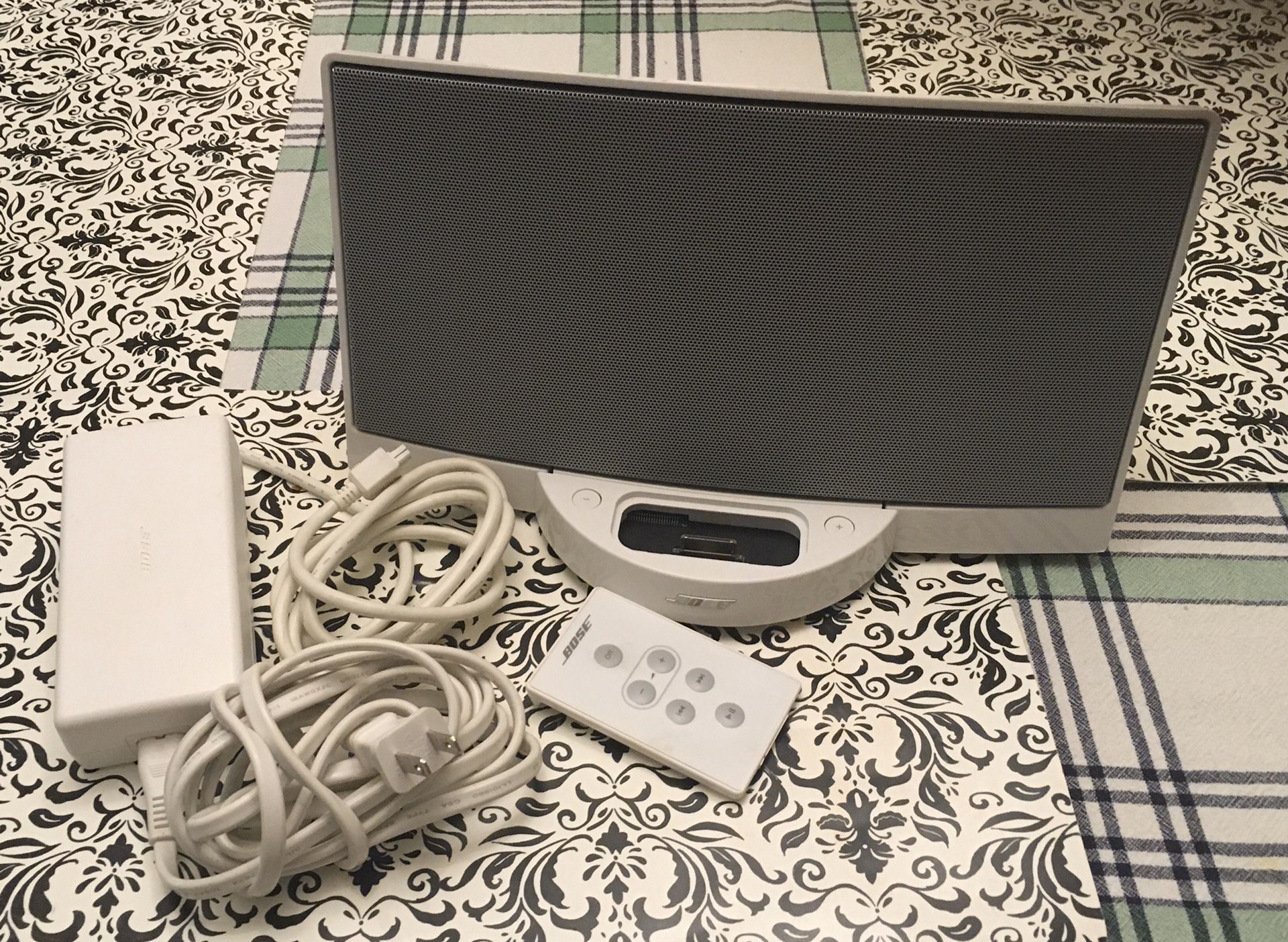 Bose Sounddock Digital Music System Speaker white W/ power cord and controller