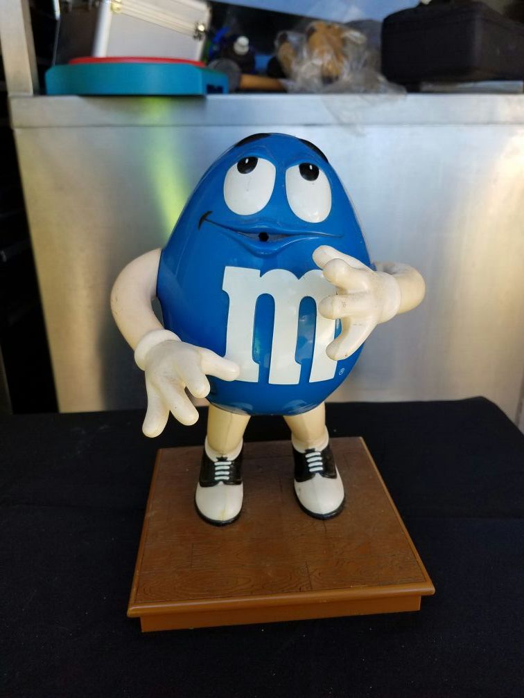 Saxophone playing M&M