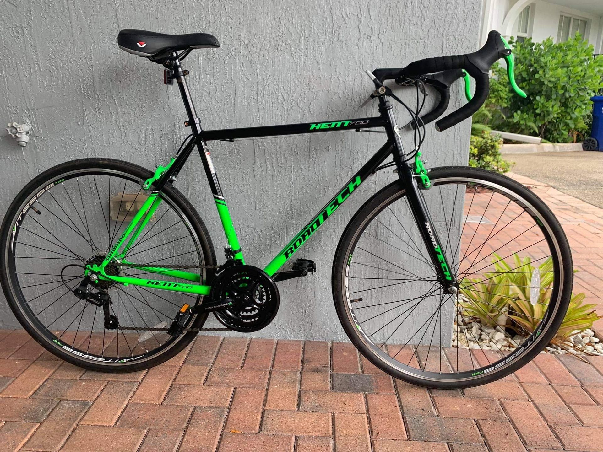 Road bike - bicycle - READ DESCRIPTION - Shimano components - willing to trade