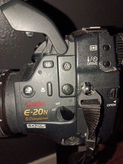 Olympus Camedia E-20 Camera with 4ft Adjustable Tripod