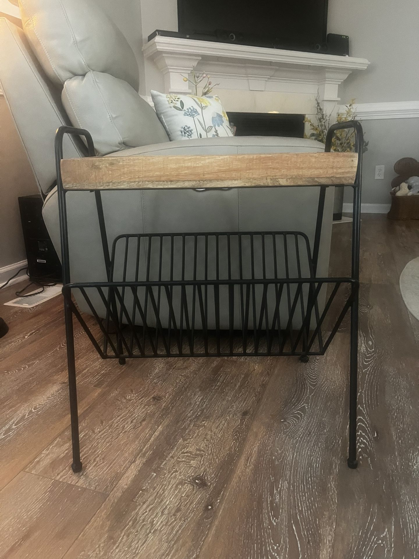 Side table/magazine rack