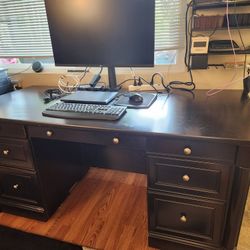 Executive desk with file cabinet drawers, 7 Drawers