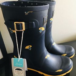 Rain boots size 8 brand new