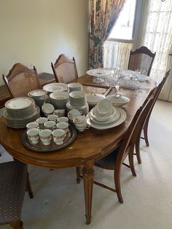 Dining Room table with 6 chairs