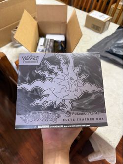 Pitch black Pokemon center etb