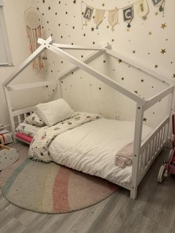 Giantex House Bed Twin, Solid Wood Kids House Bed with Roof, Headboard and Footboard, Low Floor Twin Bed Frame for Toddlers Teens Girls Boys, No Box S