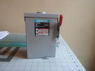 **NEW** Siemens LF211NR General Duty Outdoor Plug Fused Safety Switch - 30A - 120/240V