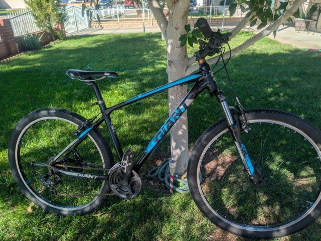 27.5 GIANT MENS MOUNTAIN BIKE. (M). FRESHLY TUNE UP.