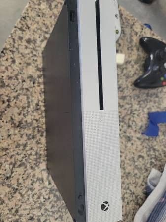 X BOX ONE S mint condition console only.
Cannot find power supply after move.
Pet SMOKE kid free home