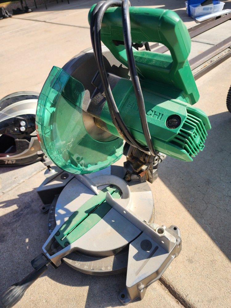 Hitachi C10FCG 15-Amp 10" Single Bevel Compound Miter Saw