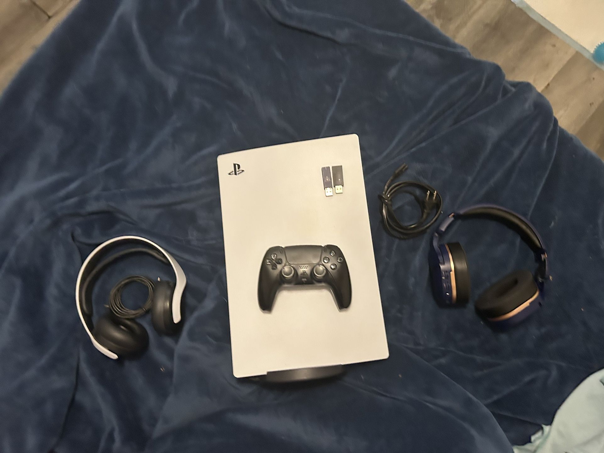 playstation 5 with all this assesories the headset of ps5 and the headset of turtle beach and a control ps5 black