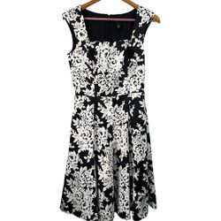 Women’s White House Black Market Floral Fit & Flare Dress size 4