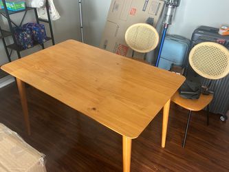Dining table in good condition