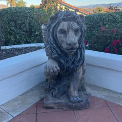 2 Concrete Lions