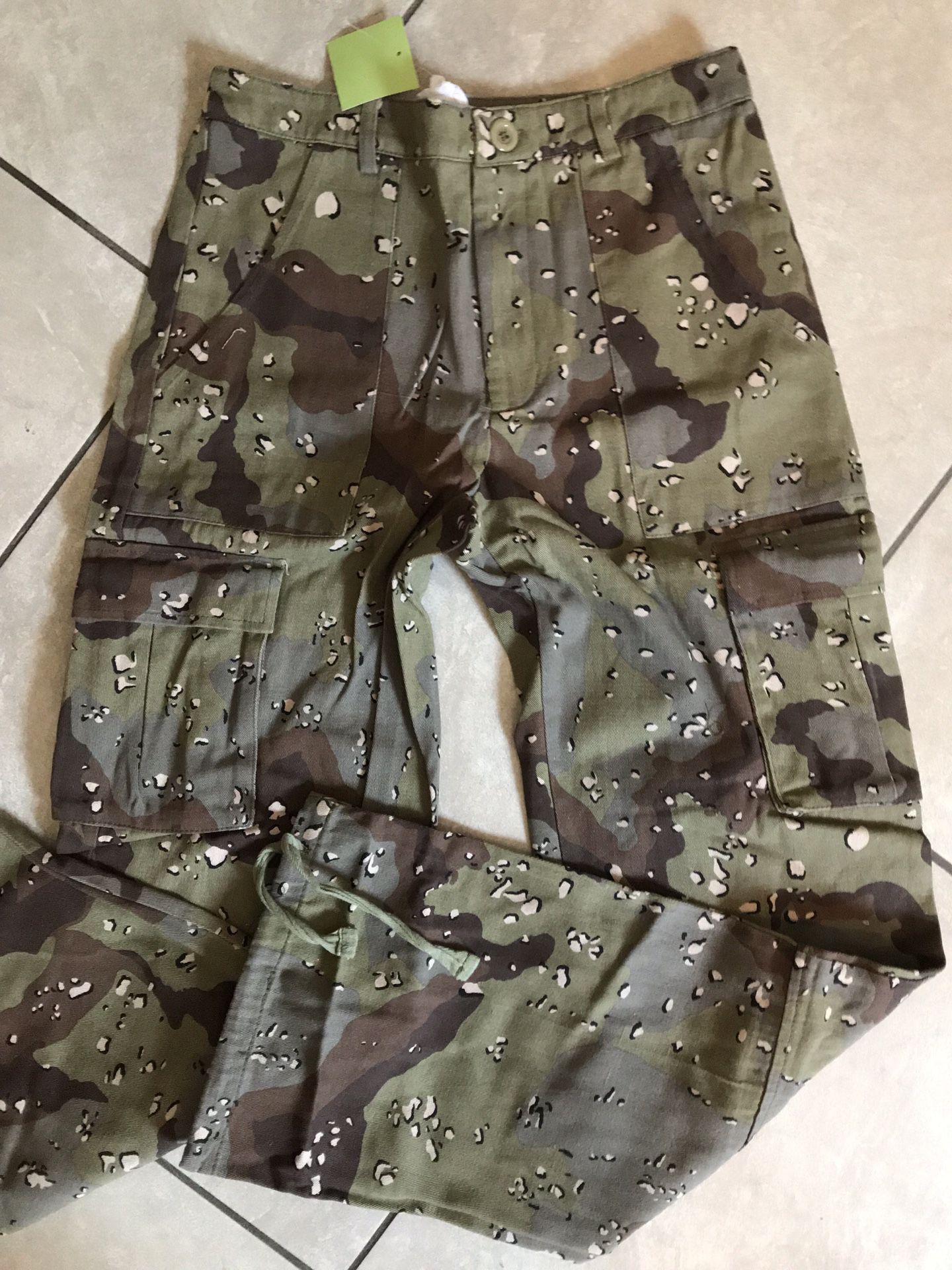 Woman oversized camo pants / new with tags / size large