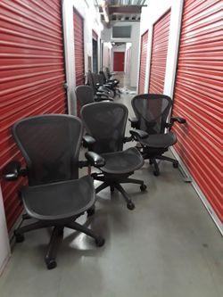 HERMAN MILLER AERON CHAIRS SIZE B LIKE NEW 