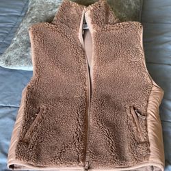 Aritzia Tna Cody Massive Polar Vest