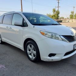 2011 TOYOTA SIENNA LE CLEAN TITLE 