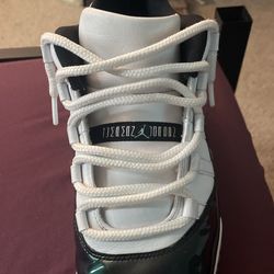 Jordan 11 Emerald Size 9.5