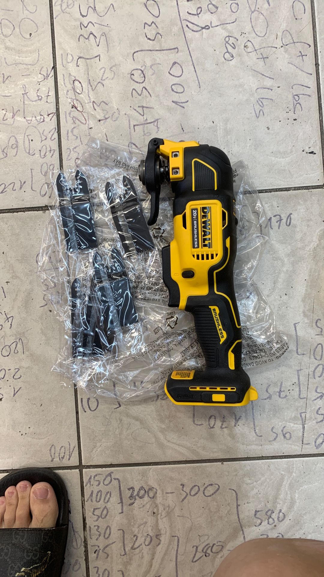 Dewalt 20v Oscillating Tool 20v Multi-tool With Some Blades
