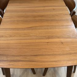 Extendable dining Table + 4 Chairs 