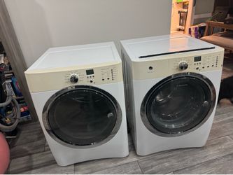 Electrolux washer and dryer set ( stackable)