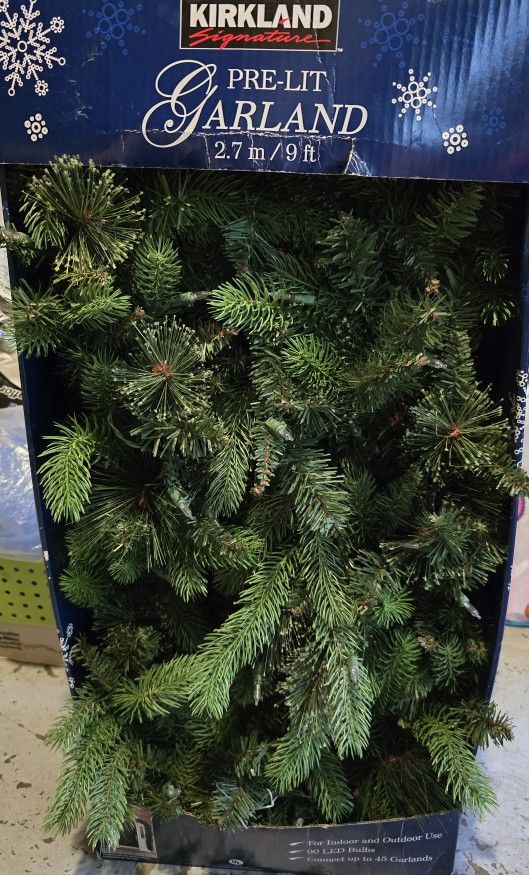 Kirkland Pre Lit Garland