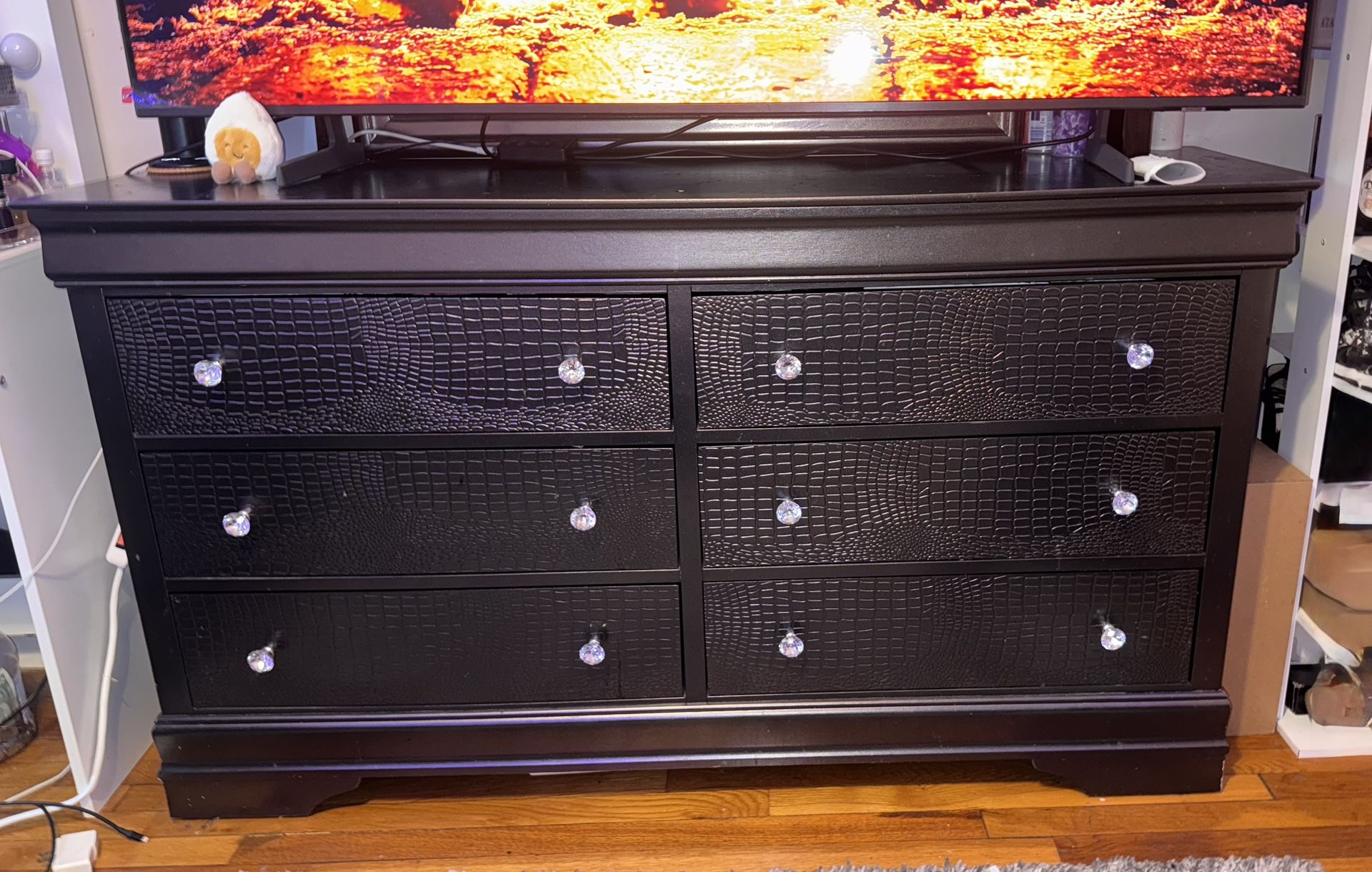 Dresser With Mirror