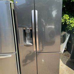 Refrigerator side by side