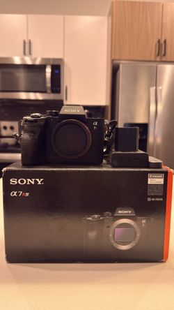 Sony A7R IV Mirrorless Camera – Near Mint / Excellent Condition – Low Shutter Count (~11,000)
