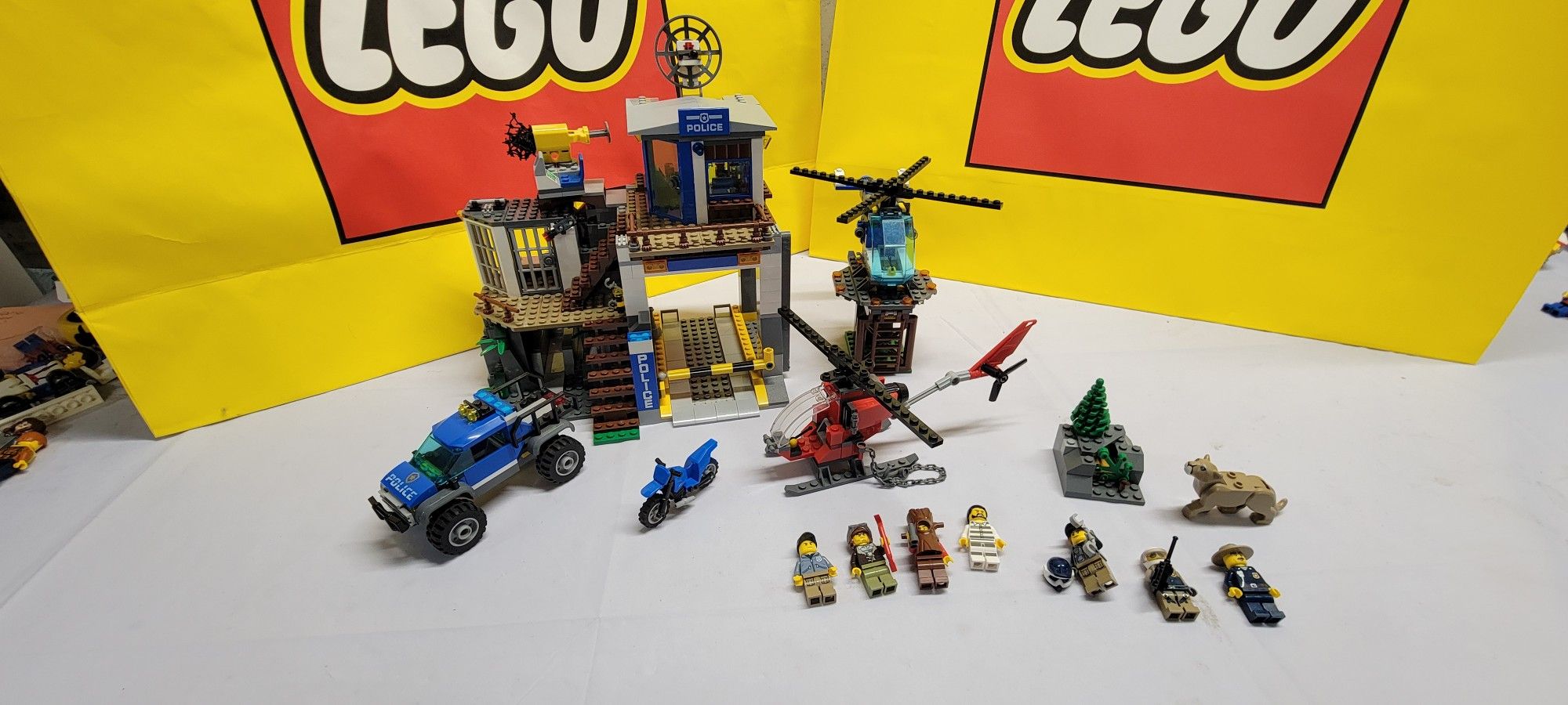 Lego City 60174 Mountain Police Headquarters