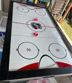 Air hockey table